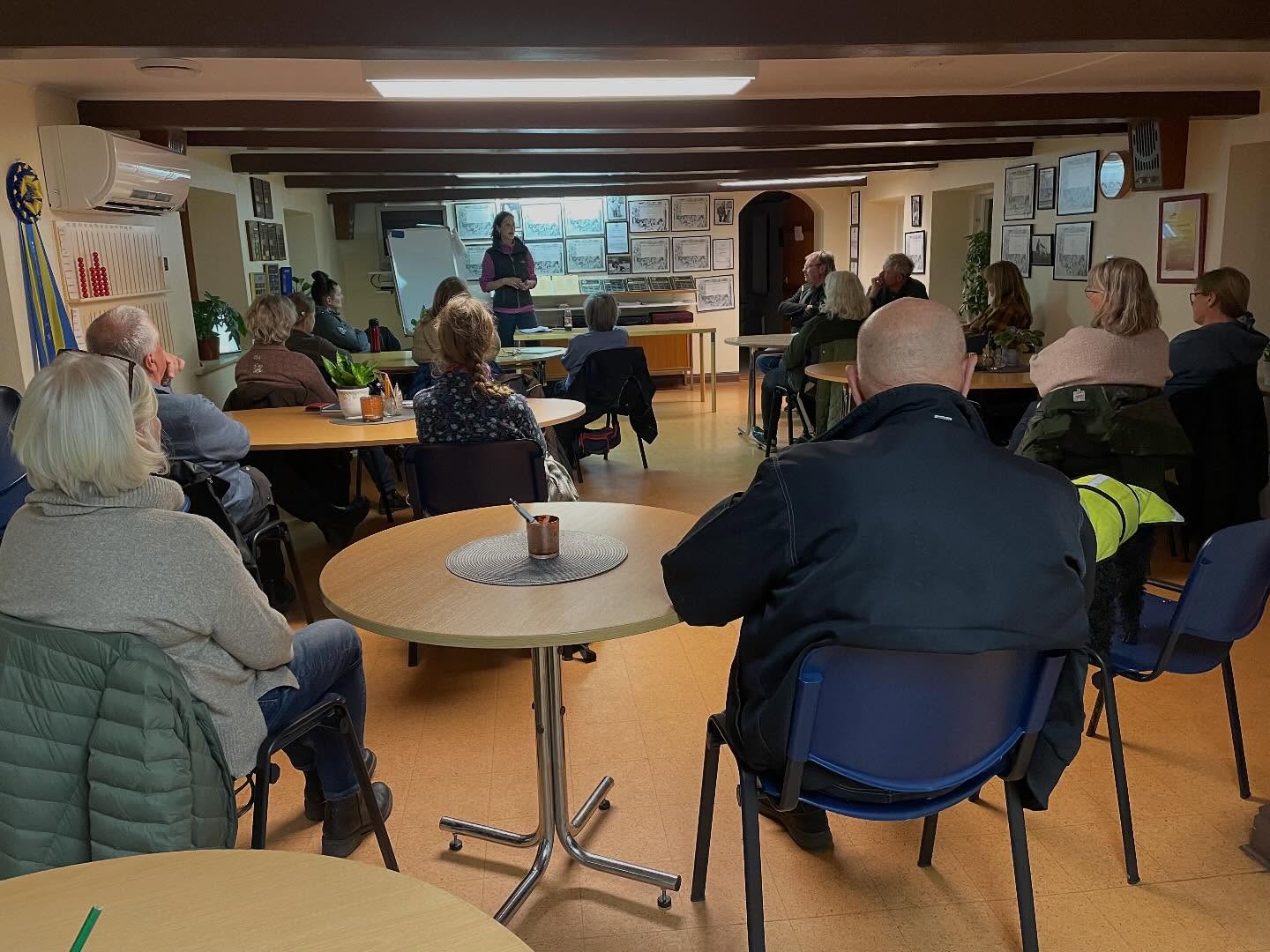 Christa Lövqvist ;fysioterapeut hund; Arcos hundcenter höll en mycket informativ föreläsning om våra hundars rörelseapparat o hur vi själva kan lära oss känna våra hundars kroppar.